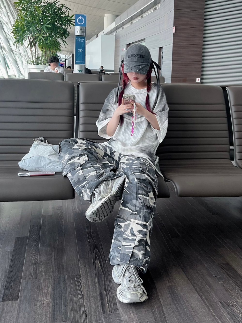 ホワイト系のTシャツ/カットソー、グレー系のキャップを着用したレディースの夏コーディネートの1枚目の写真