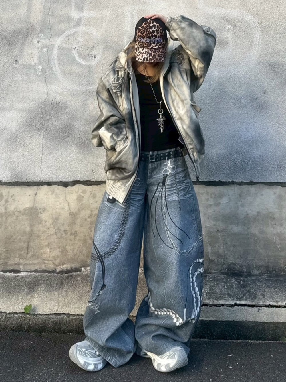 ベージュ系のブルゾンを着用したレディースの冬コーディネートの1枚目の写真