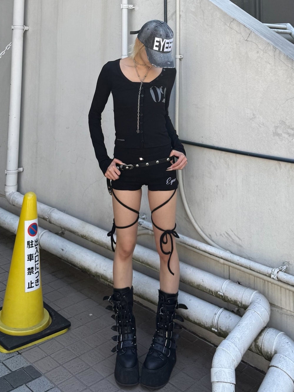 ブラック系のTシャツ/カットソー、ブラック系のキャップを着用したレディースの春コーディネートの1枚目の写真