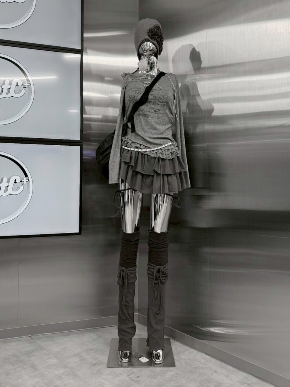 グレー系のバックパック/リュック、グレー系のスカートを着用したレディースの秋コーディネートの1枚目の写真