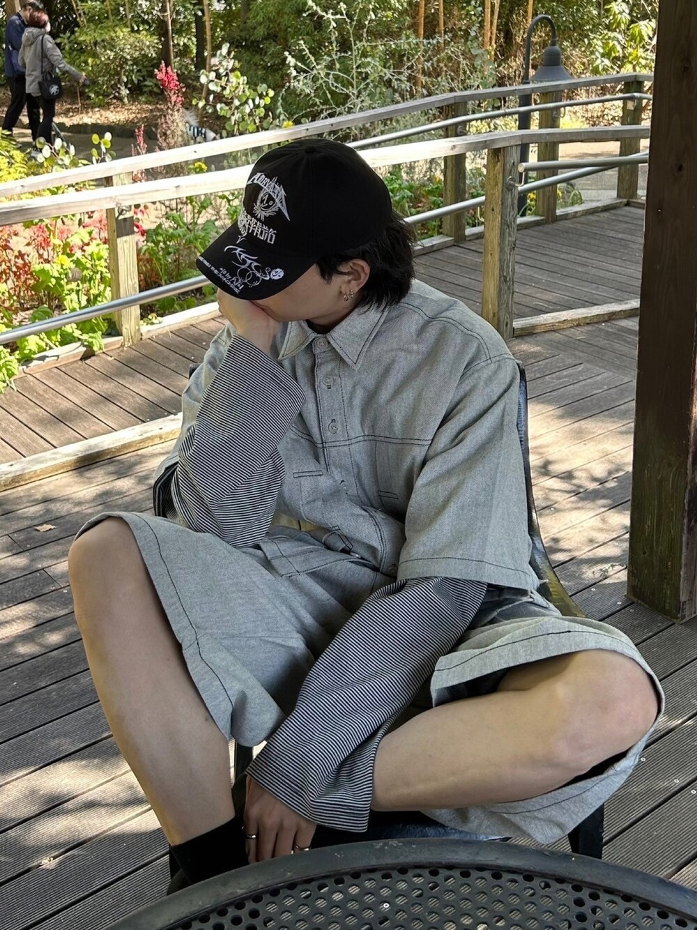 ブラック系のTシャツ/カットソーを着用したメンズの春コーディネートの1枚目の写真