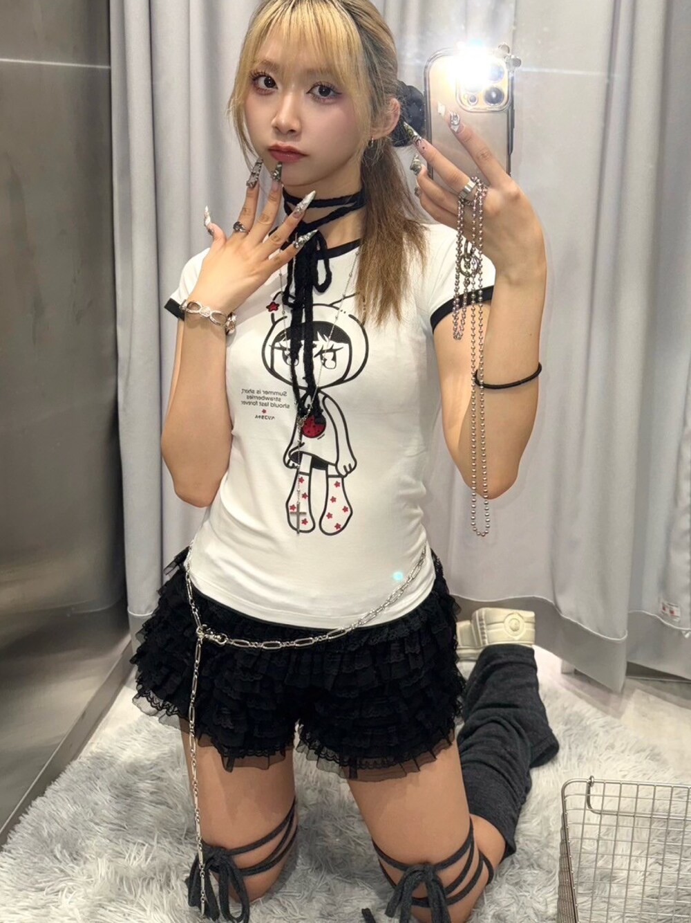 ホワイト系のTシャツ/カットソーを着用したレディースの夏コーディネートの1枚目の写真