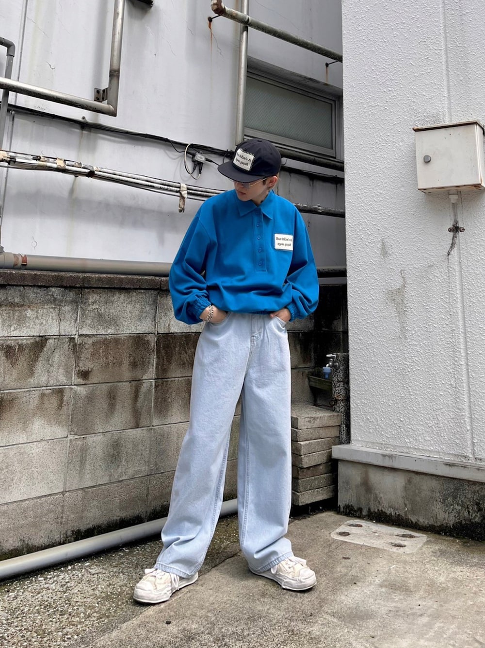 「スニーカー、デニム、ワントーンコーデ、ストリート、青」｜「ESC STUDIOの【ESC STUDIO/イーエスシースタジオ】patch polo mtm/パッチ ポロシャツ スウェット オーバーサイズ（ポロシャツ、ブルー系）」を使った、Never mind the XU / Chikashitsu+さん（メンズ・173cm）の春コーディネートの1枚目の写真
