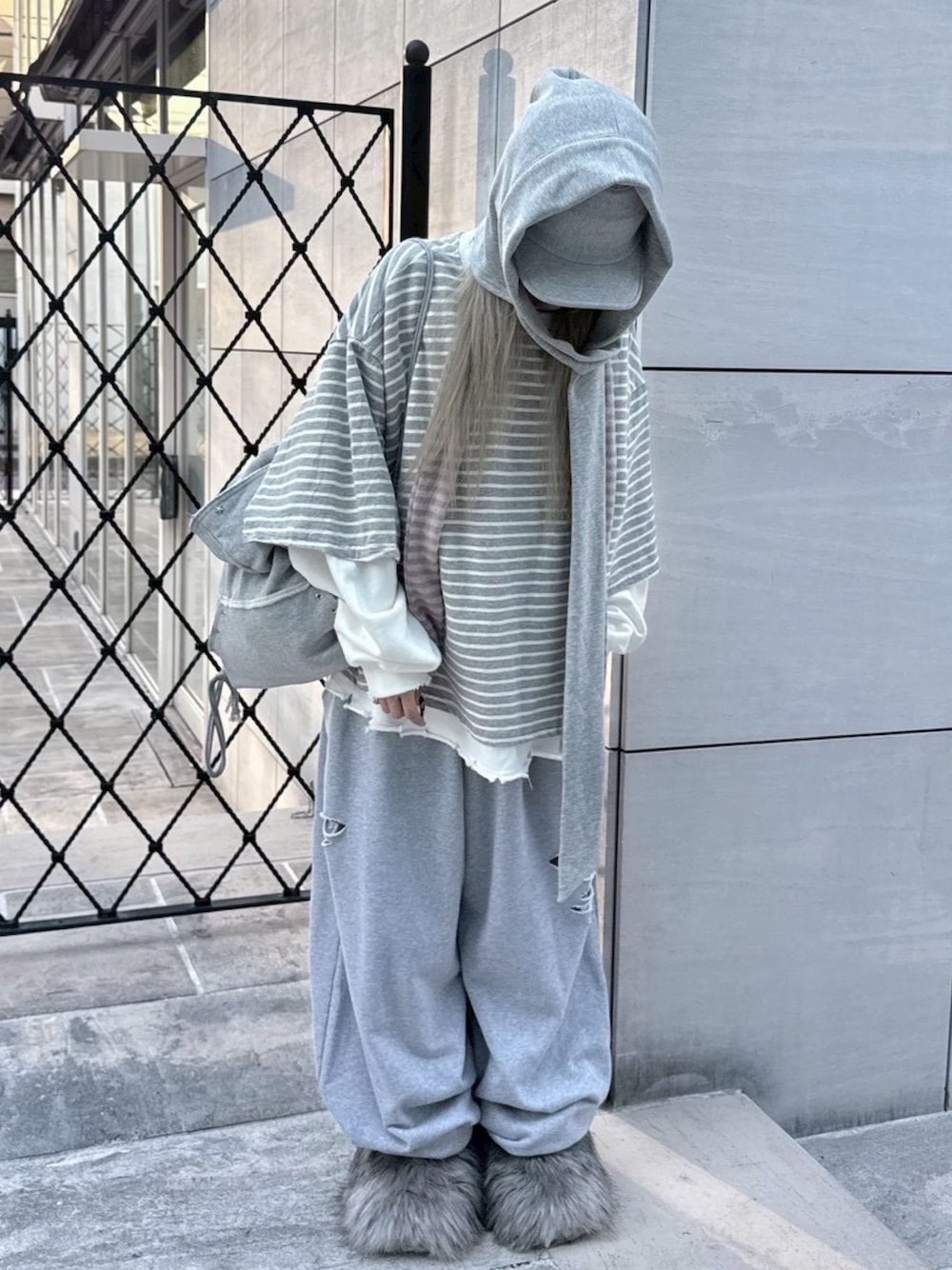 グレー系のバックパック/リュック、グレー系のスウェットパンツを着用したレディースの春コーディネートの1枚目の写真