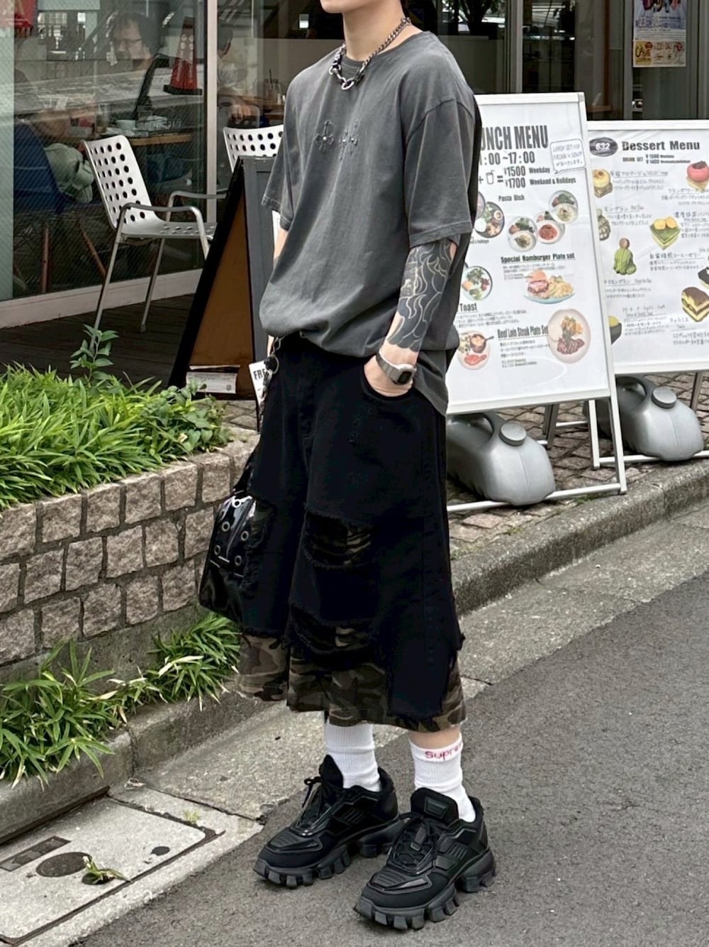 「韓国ファッション、ストリート、デニムパンツ、カモフラ、ハーフパンツ、パンツスタイル、ハンドバッグ、高身長コーデ、秋コーデ、ブラックコーデ、お出かけコーデ、休日スタイル、カジュアルコーデ、大人カジュアル、今日のコーデ」｜「Chikashitsu +の【Chikashitsu +】pigment cross point t-shirt / 【チカシツプラス】ピグメントクロスポイント半袖Tシャツ（Tシャツ/カットソー、グレー系）」を使った、Never mind the XU / Chikashitsu+さん（メンズ・170cm）の秋コーディネートの1枚目の写真
