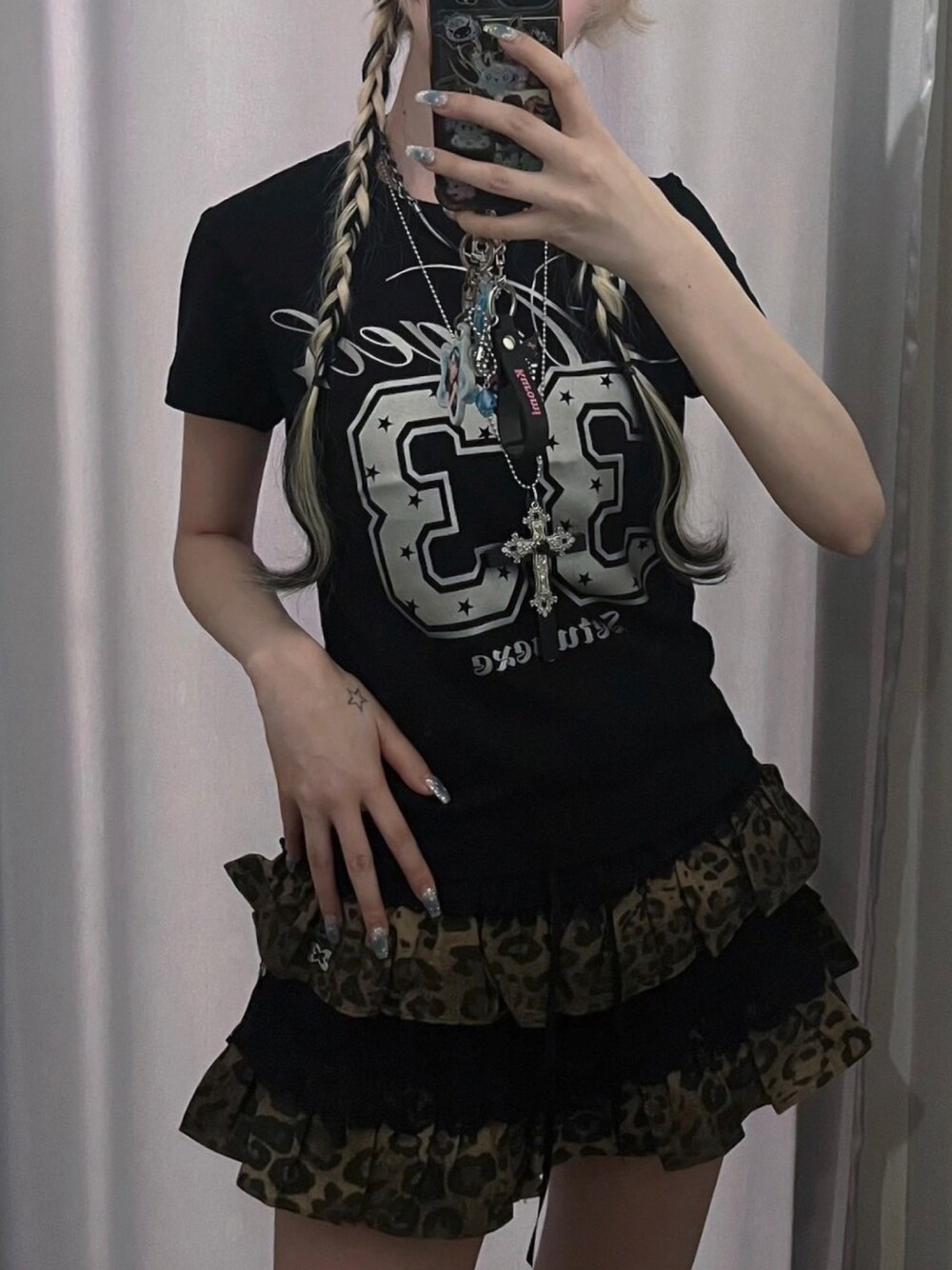 ブラック系のTシャツ/カットソーを着用したレディースの夏コーディネートの1枚目の写真