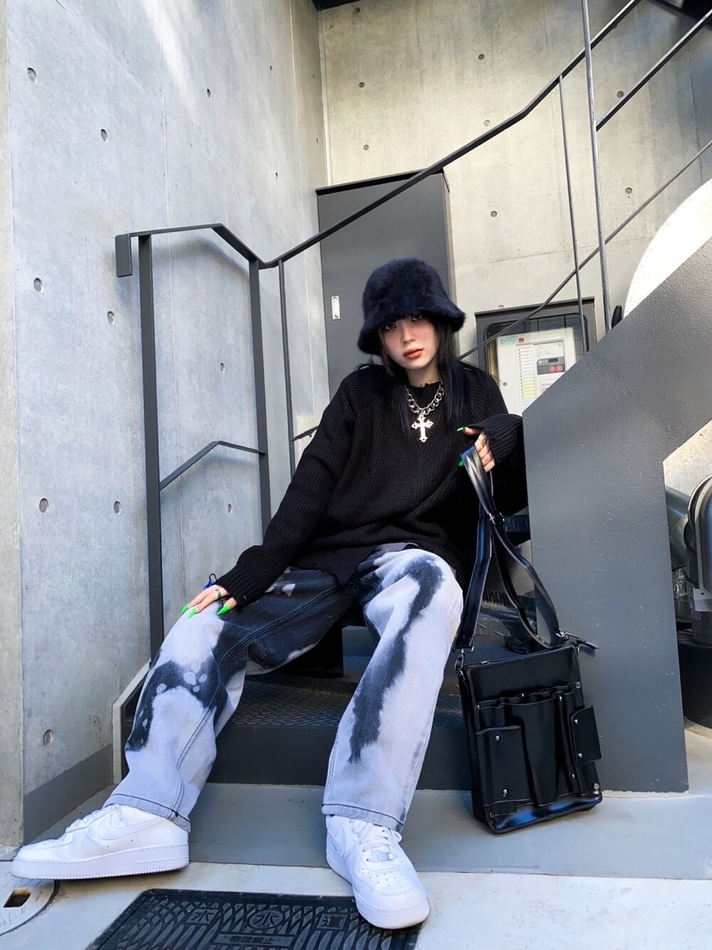 ブラック系のニット/セーター、ブラック系のデニムパンツを着用したレディースの秋コーディネートの1枚目の写真