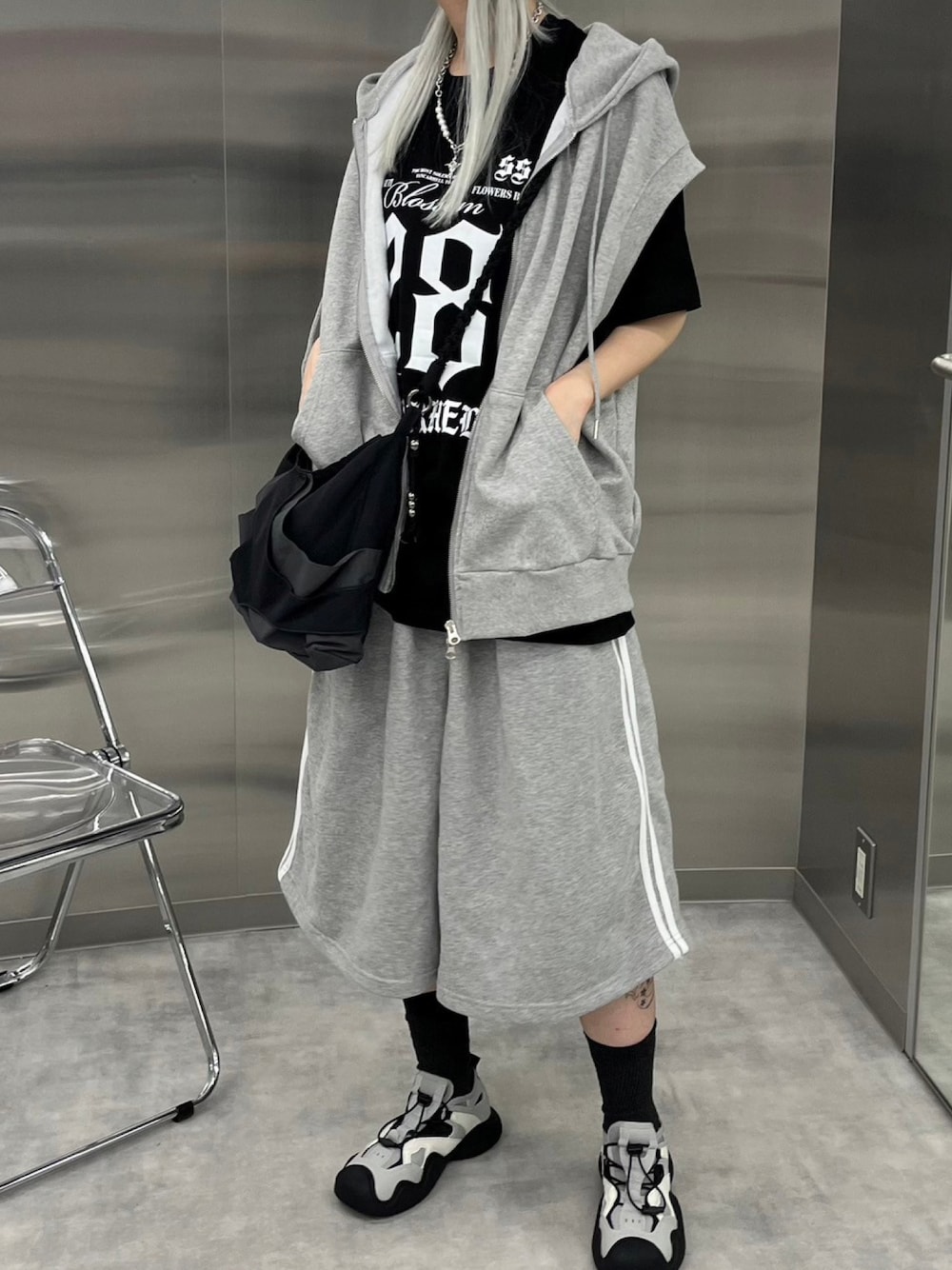 ブラック系のTシャツ/カットソー、ブラック系のショルダーバッグを着用したレディースの夏コーディネートの1枚目の写真