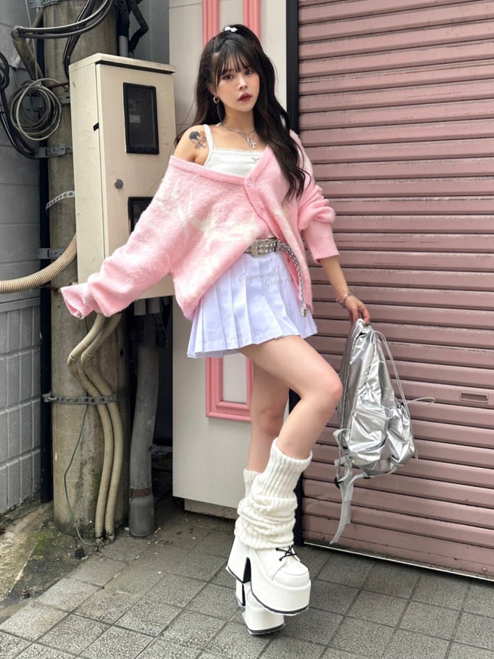 「韓国ファッション、韓国ブランド、韓国、韓国コーデ、ニット、カーディガン、ミニスカート、プリーツスカート、かわいい、ピンク、ホワイト、ブーツ、ロングブーツ、リュック、バックパック」｜「Never mind the XU / Chikashitsu+のストリートブランド nmtc + エヌエムティーシープラス string backpack バックパック リュック ストリング バック メタリック シルバーバック 鞄 韓国ファッション（バックパック/リュック、シルバー系）」を使った、Never mind the XU / Chikashitsu+さん（レディース・162cm）の秋コーディネートの1枚目の写真