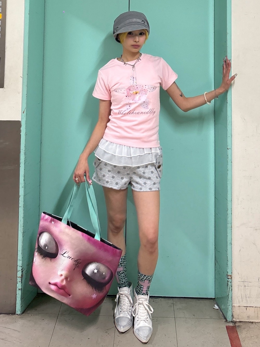 ピンク系のTシャツ/カットソー、ピンク系のトートバッグ、グレー系のキャップを着用したレディースの夏コーディネートの1枚目の写真