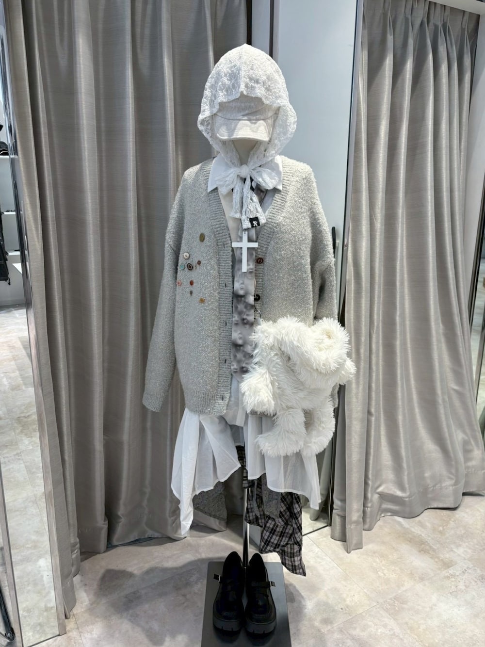 ホワイト系のショルダーバッグ、ホワイト系のネックレスを着用したレディースの秋コーディネートの1枚目の写真