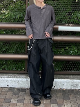 「Chikashitsu +（チカシツプラス）の【Chikashitsu +】sheer cotton henley neck long sleeve / 【チカシツプラス】シアーコットンヘンリーネックロンT＜着用動画あり＞（Tシャツ/カットソー、グレー系）」を使った、Never mind the XU / Chikashitsu+さん（メンズ・170cm）の夏コーディネート