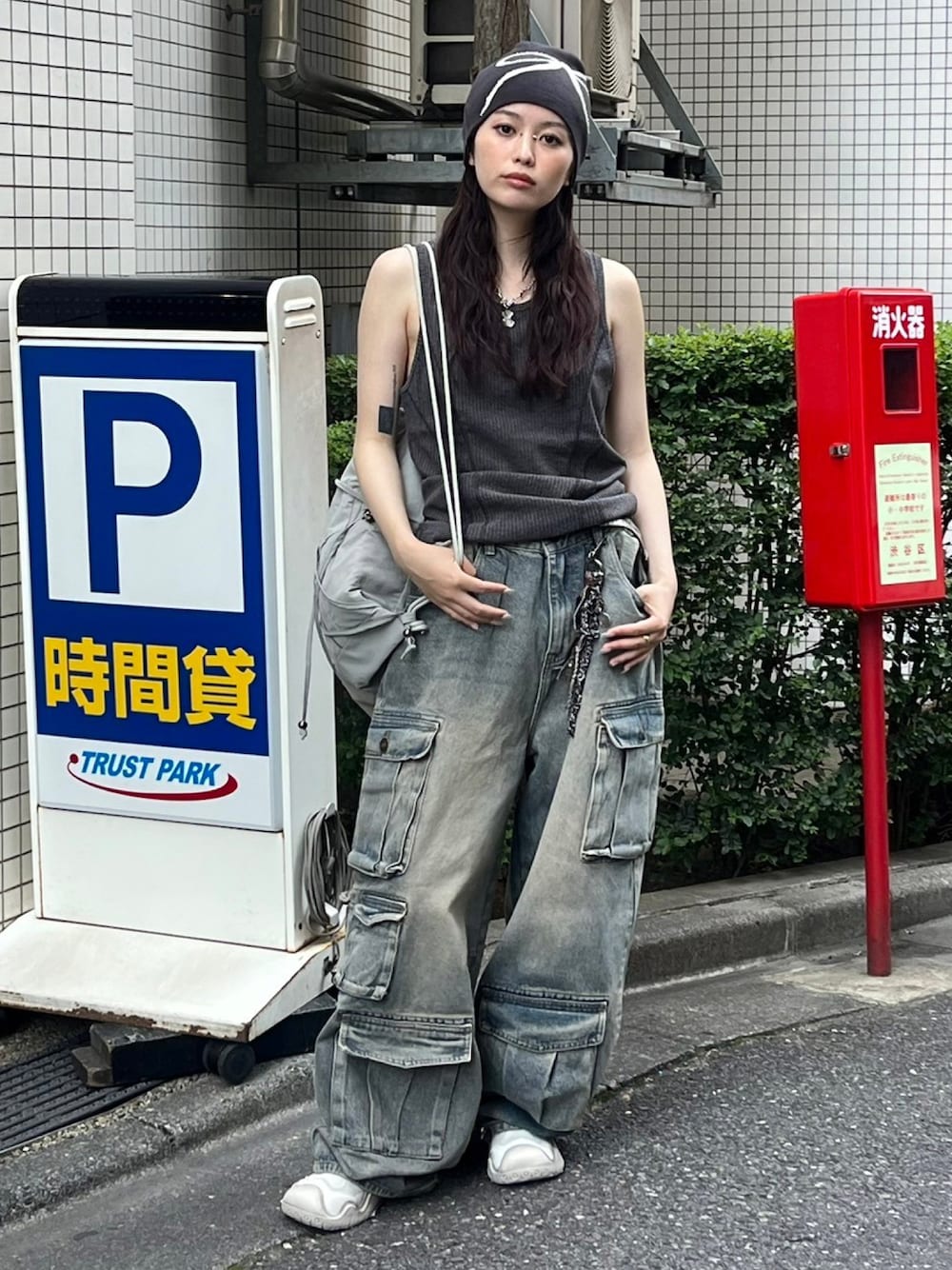 グレー系のバックパック/リュック、ブルー系のデニムパンツ、シルバー系のネックレスを着用したレディースの春コーディネートの1枚目の写真