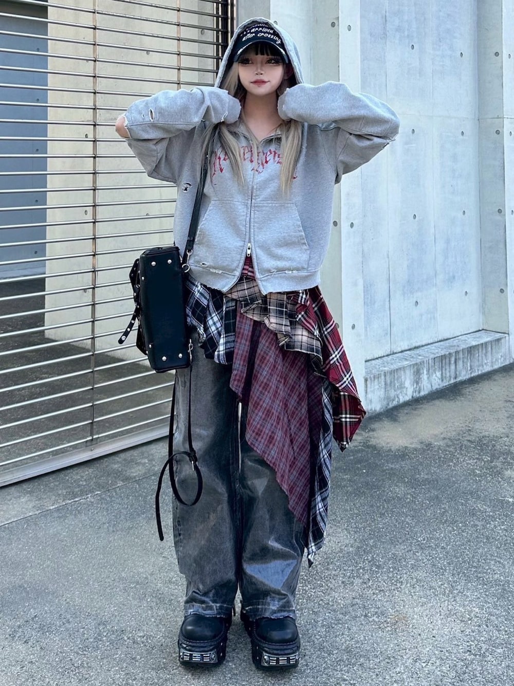 その他のスカート、ブルー系のキャップを着用したレディースの夏コーディネートの1枚目の写真