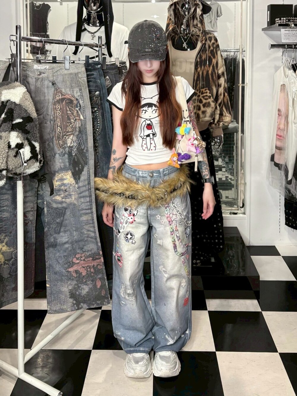 ホワイト系のTシャツ/カットソーを着用したレディースの夏コーディネートの1枚目の写真