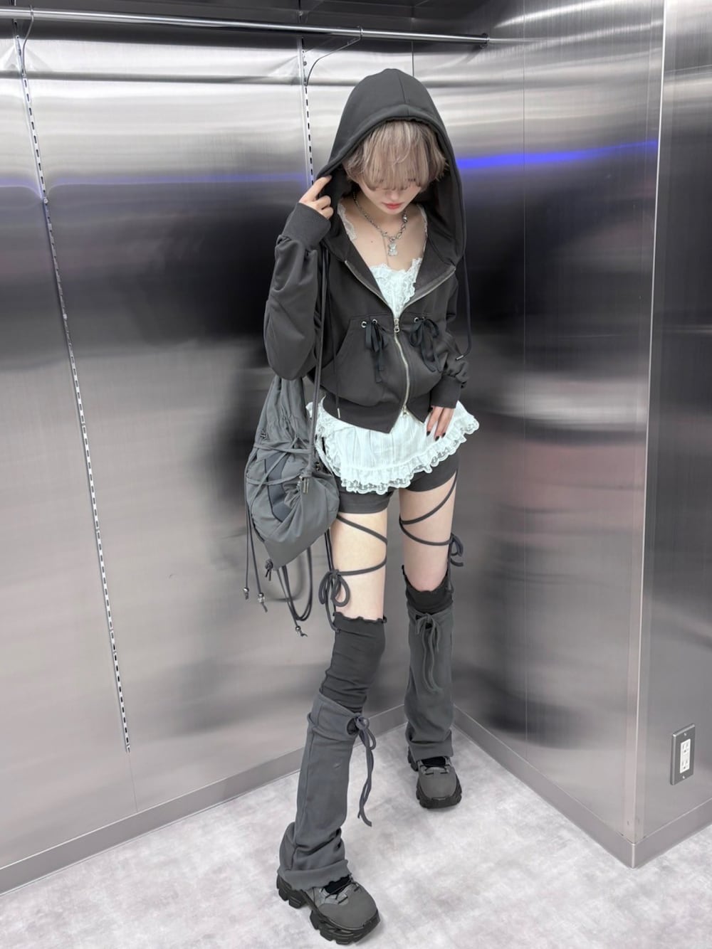 グレー系のバックパック/リュックを着用したレディースの秋コーディネートの1枚目の写真