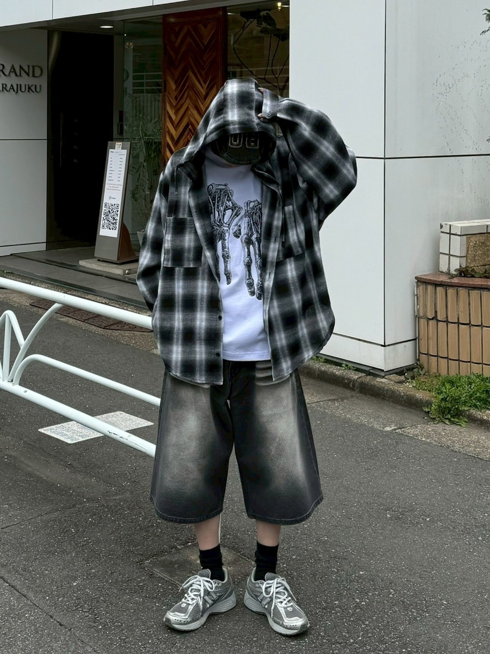 「低身長、低身長コーデ、スニーカー、スニーカーコーデ、シャツスタイル、シャツ、チェック、チェックシャツ、キャップ、白Tシャツ、オーバーサイズ、春服コーデ、ストリートコーデ、outfit、モノトーンコーデ」｜「Chikashitsu +の【Chikashitsu +】tartan check hooded shirt（シャツ/ブラウス、ブラック系）」を使った、Never mind the XU / Chikashitsu+さん（骨格ナチュラル・メンズ・170cm）の春コーディネートの1枚目の写真