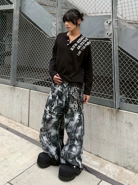 「Never mind the XU（ネバーマインドザエックスユー）の【Never mind the XU】waffle henley long sleeve / 【ネバーマインド ザ エックスユー】ワッフルヘンリー長袖Tシャツ（Tシャツ/カットソー、ブラック系）」を使った、Never mind the XU / Chikashitsu+さん（メンズ・167cm）の春コーディネート