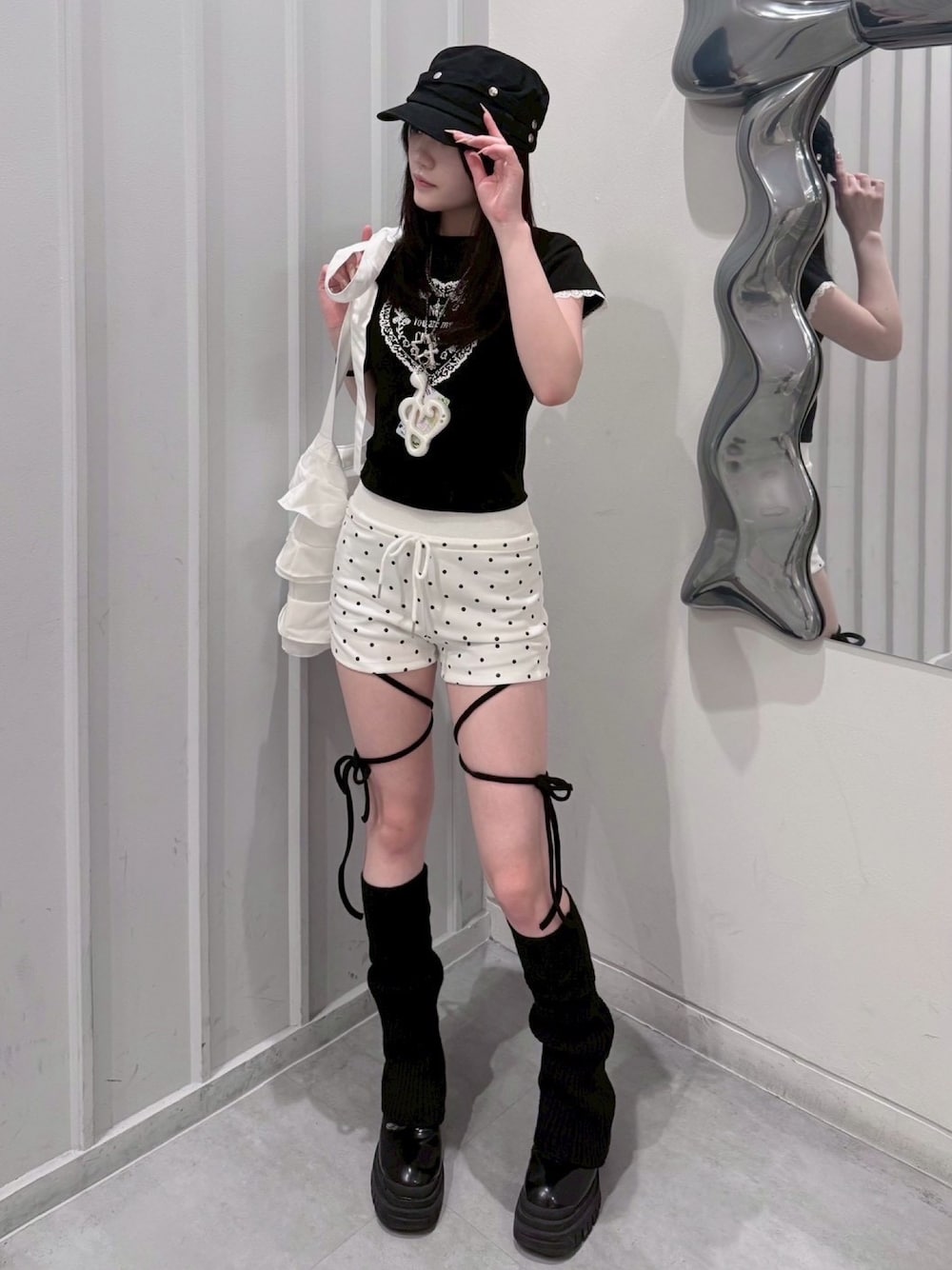 ホワイト系のその他パンツ、ホワイト系のショルダーバッグ、ブラック系のTシャツ/カットソーを着用したレディースの夏コーディネートの1枚目の写真
