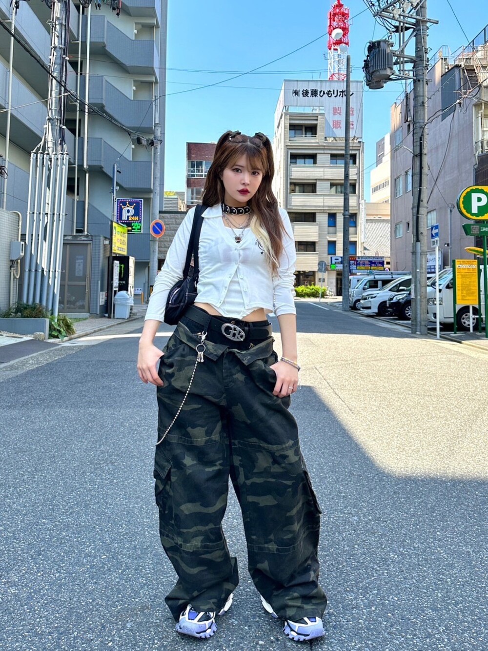 ホワイト系のTシャツ/カットソー、ホワイト系のカーディガン/ボレロ、ブラック系のハンドバッグを着用したレディースの春コーディネートの1枚目の写真