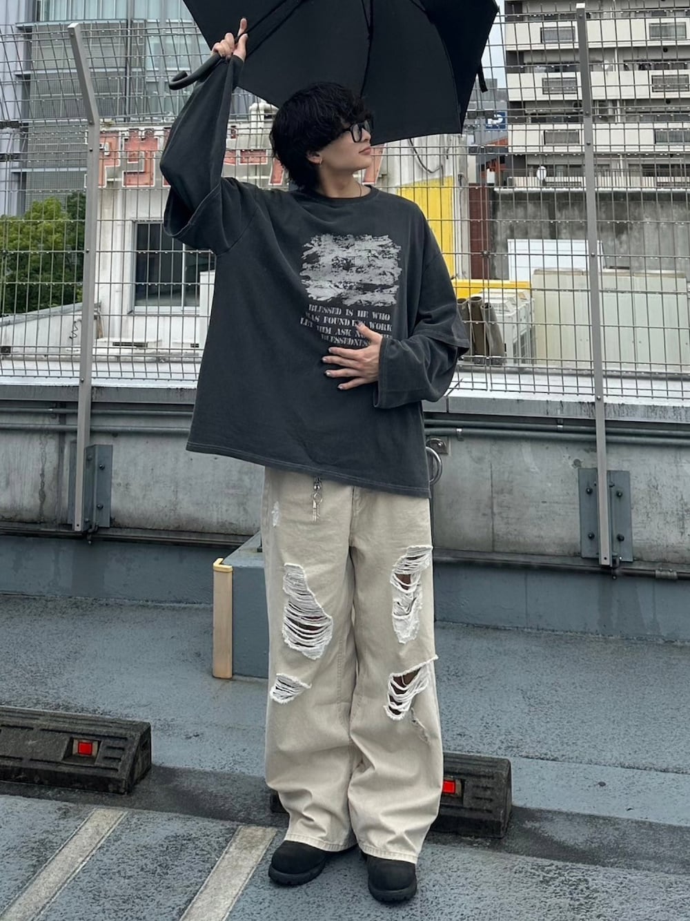 グレー系のTシャツ/カットソー、ベージュ系のデニムパンツを着用したメンズの夏コーディネートの1枚目の写真