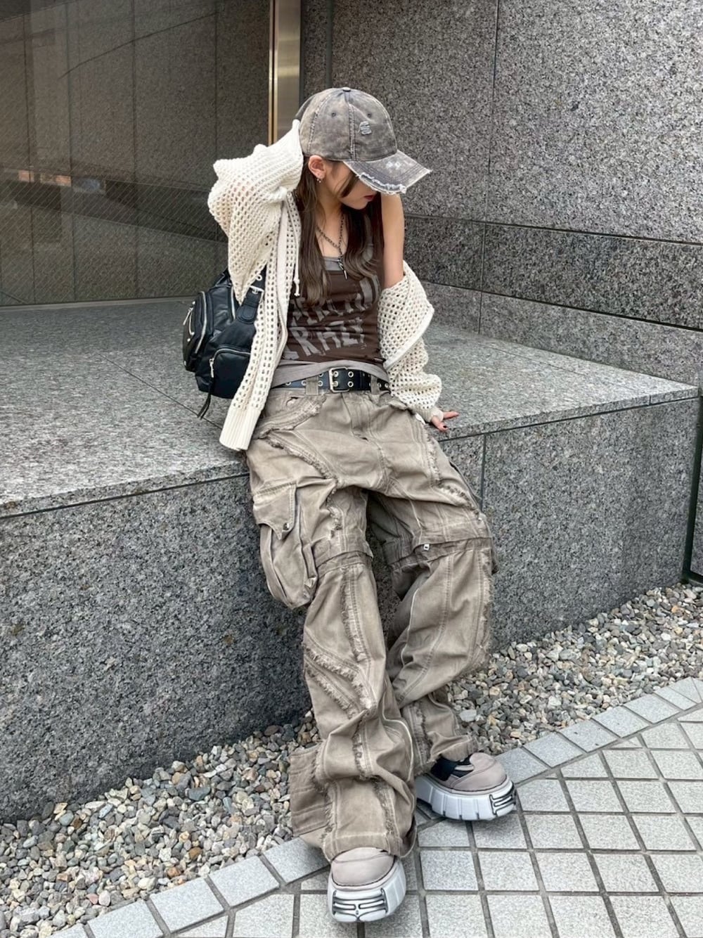 ブラック系のショルダーバッグを着用したレディースの夏コーディネートの1枚目の写真