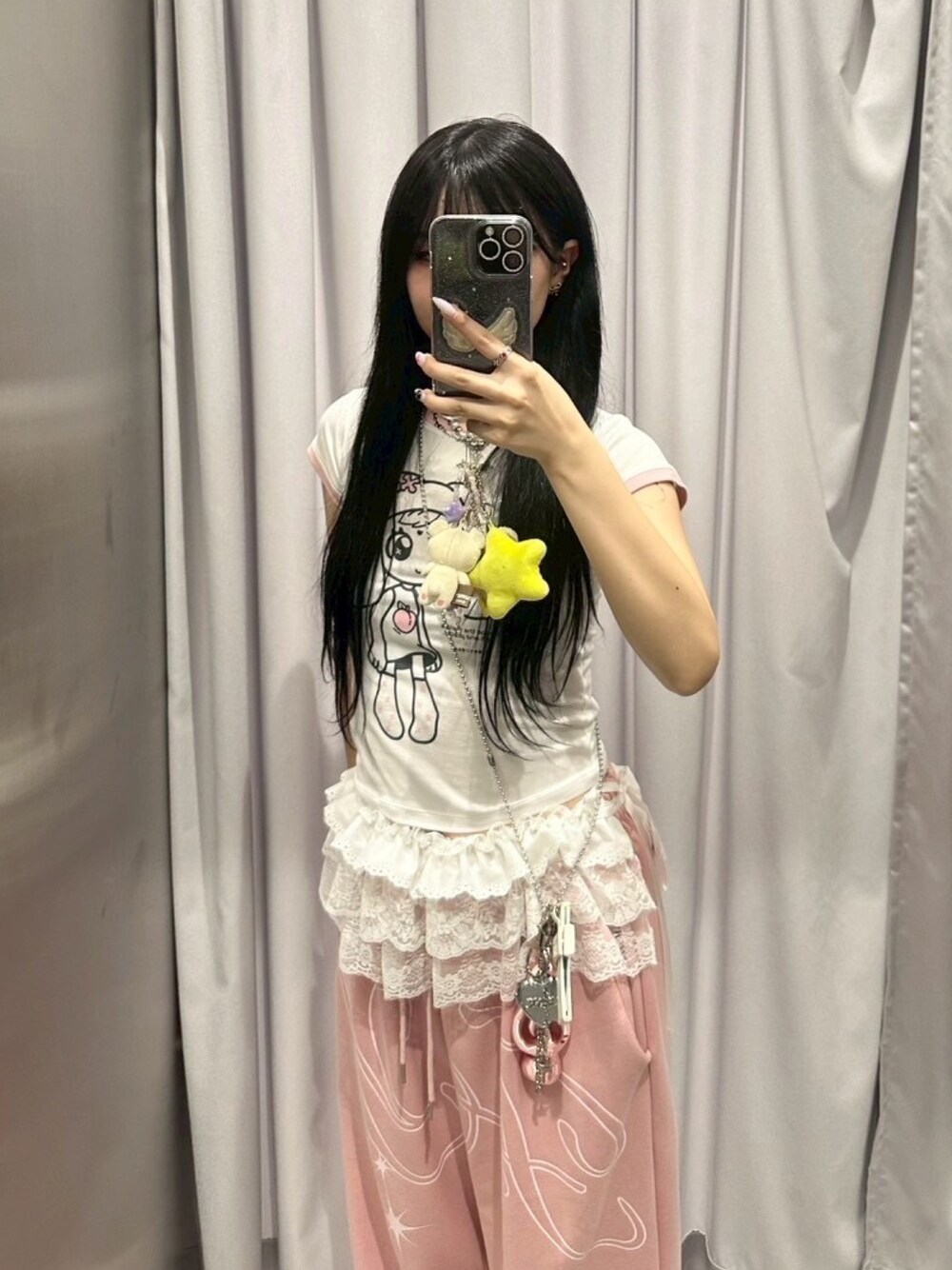 ホワイト系のTシャツ/カットソー、ピンク系のスウェットパンツを着用したレディースの夏コーディネートの1枚目の写真