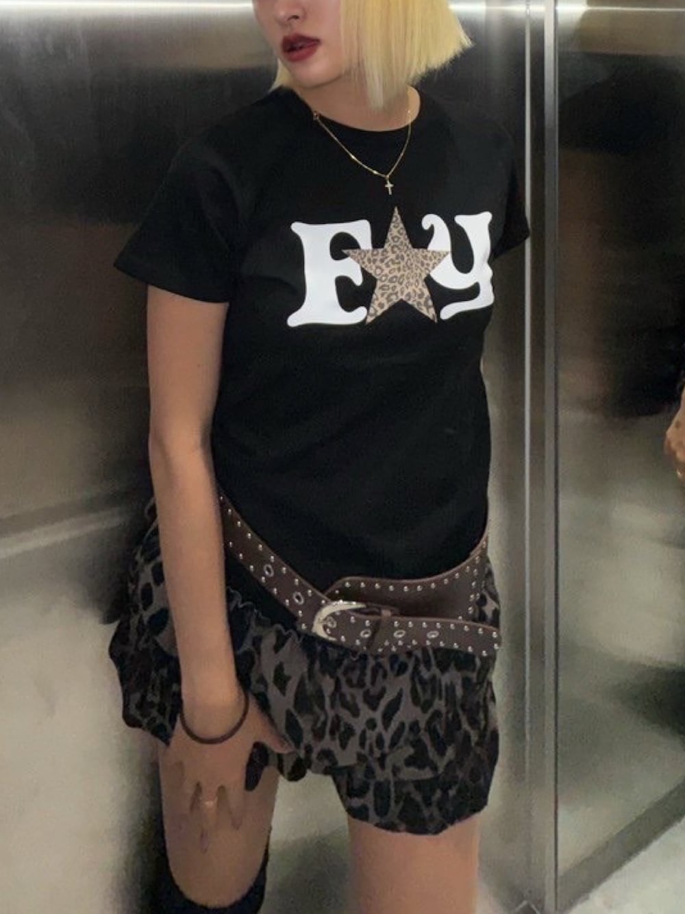 ブラック系のTシャツ/カットソーを着用したレディースの夏コーディネートの1枚目の写真