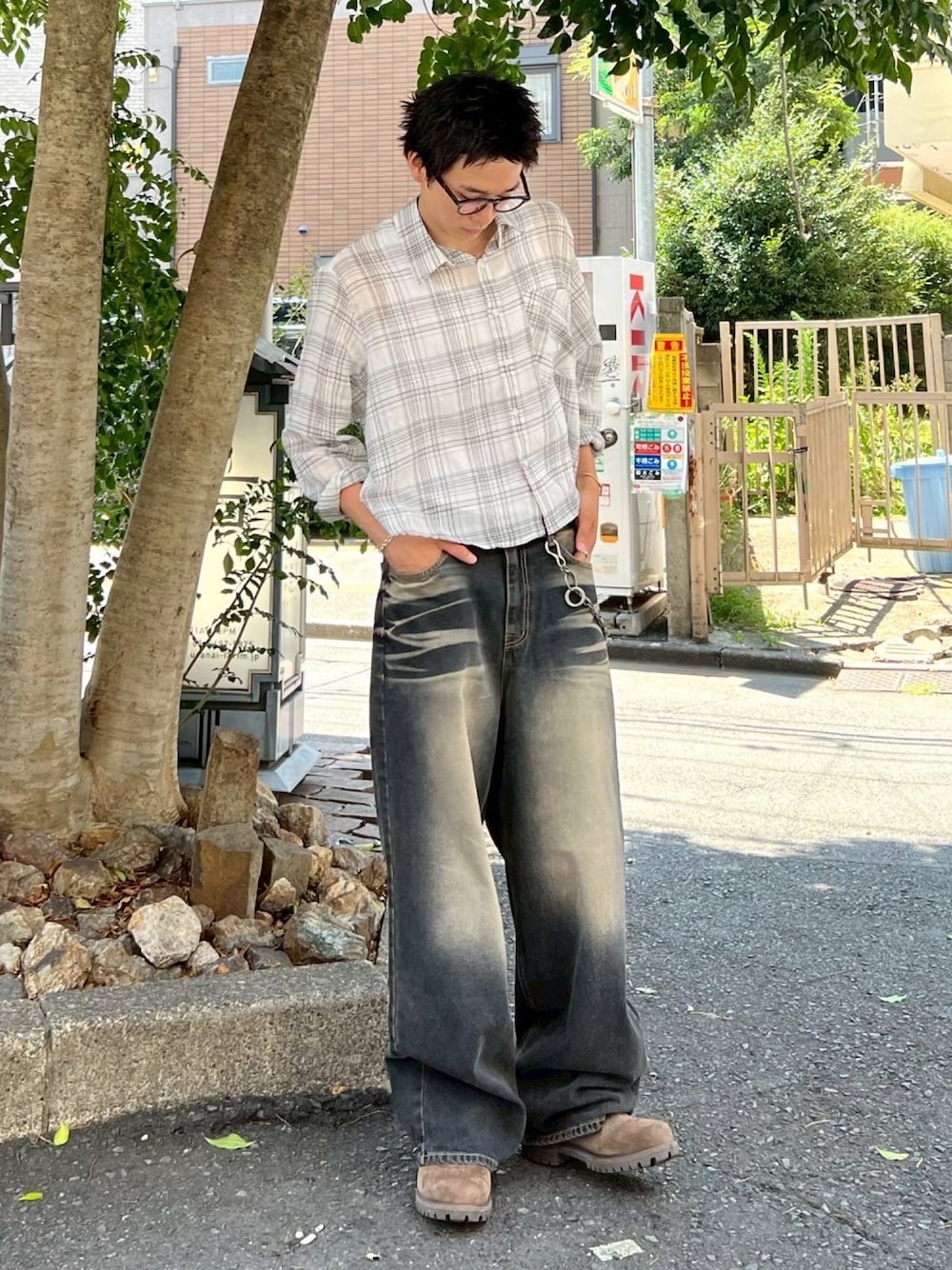 ホワイト系のシャツ/ブラウスを着用したメンズの秋コーディネートの1枚目の写真