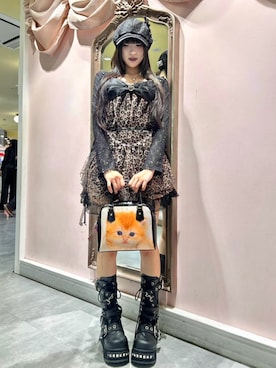 「CHERRYQUIRI（チェリーキュリー）の【CHERRYQUIRI】Soft Punk Rosette Newsboy Cap / 【チェリーキュリー】ソフトパンクロゼットニュースボーイコサージュキャスケットキャップ（キャスケット、ブラック系）」を使った、Never mind the XU / Chikashitsu+さん（レディース・150cm）の秋コーディネート