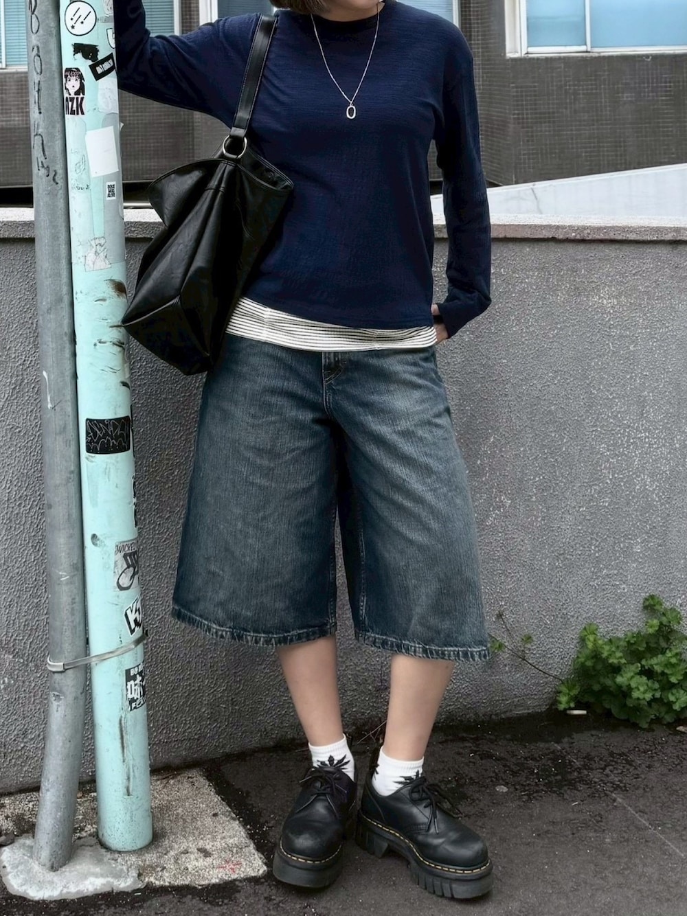 ブラック系のショルダーバッグ、ホワイト系のタンクトップ、ブルー系のTシャツ/カットソーを着用したレディースの夏コーディネートの1枚目の写真