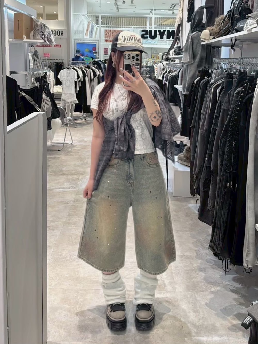 ブルー系のデニムパンツ、グレー系のシャツ/ブラウス、ホワイト系のレッグウォーマーを着用したレディースの秋コーディネートの1枚目の写真