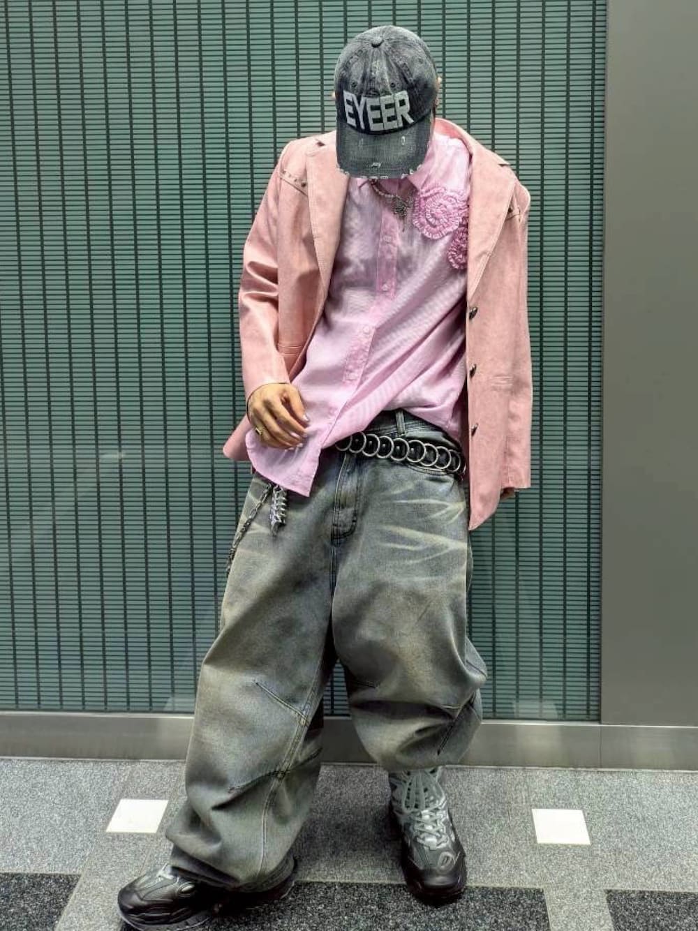 ピンク系のシャツ/ブラウス、ブラック系のベルト、ブラック系のキャップを着用したメンズの春コーディネートの1枚目の写真