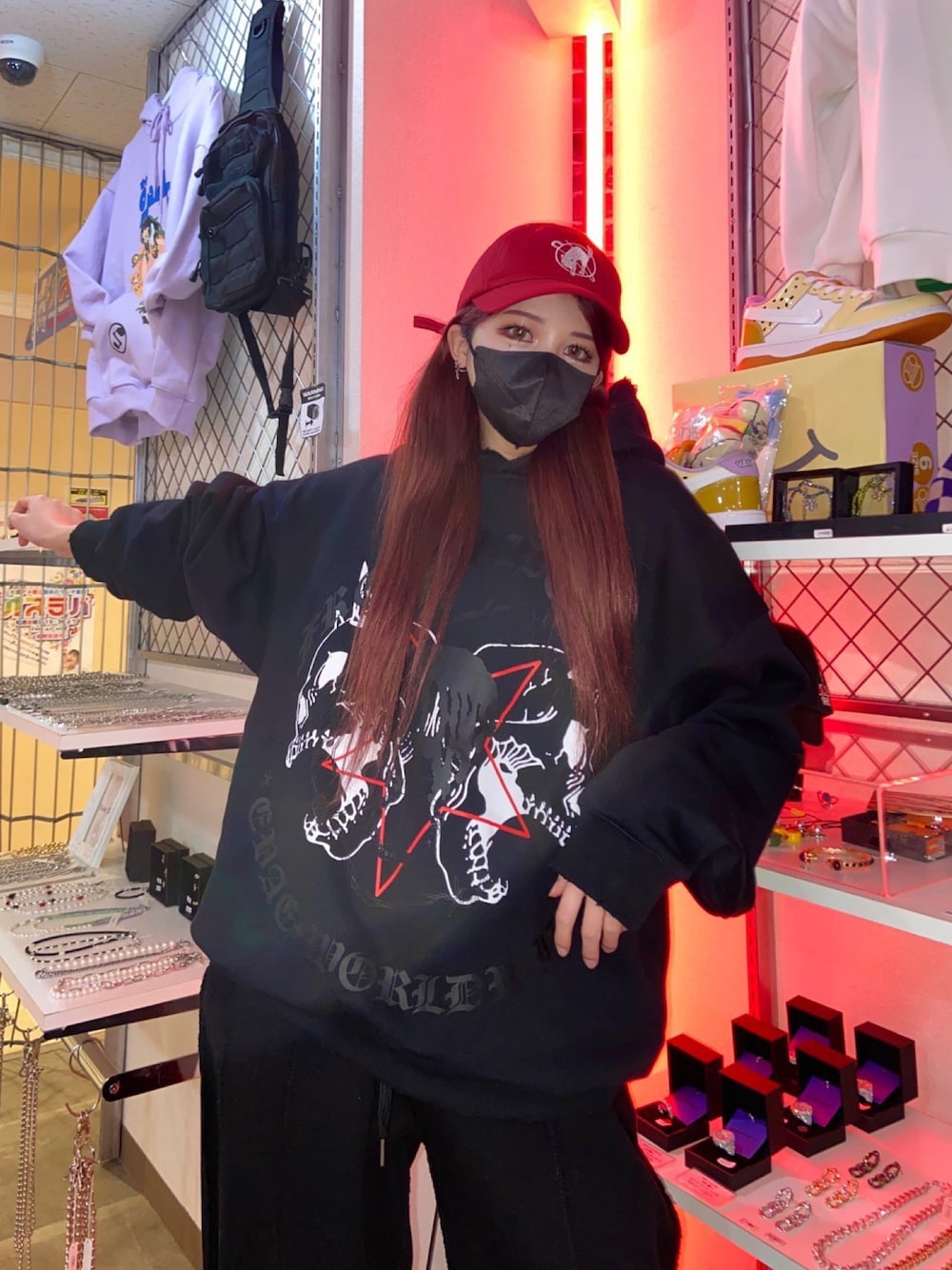 レッド系のキャップを着用したレディースの冬コーディネートの1枚目の写真