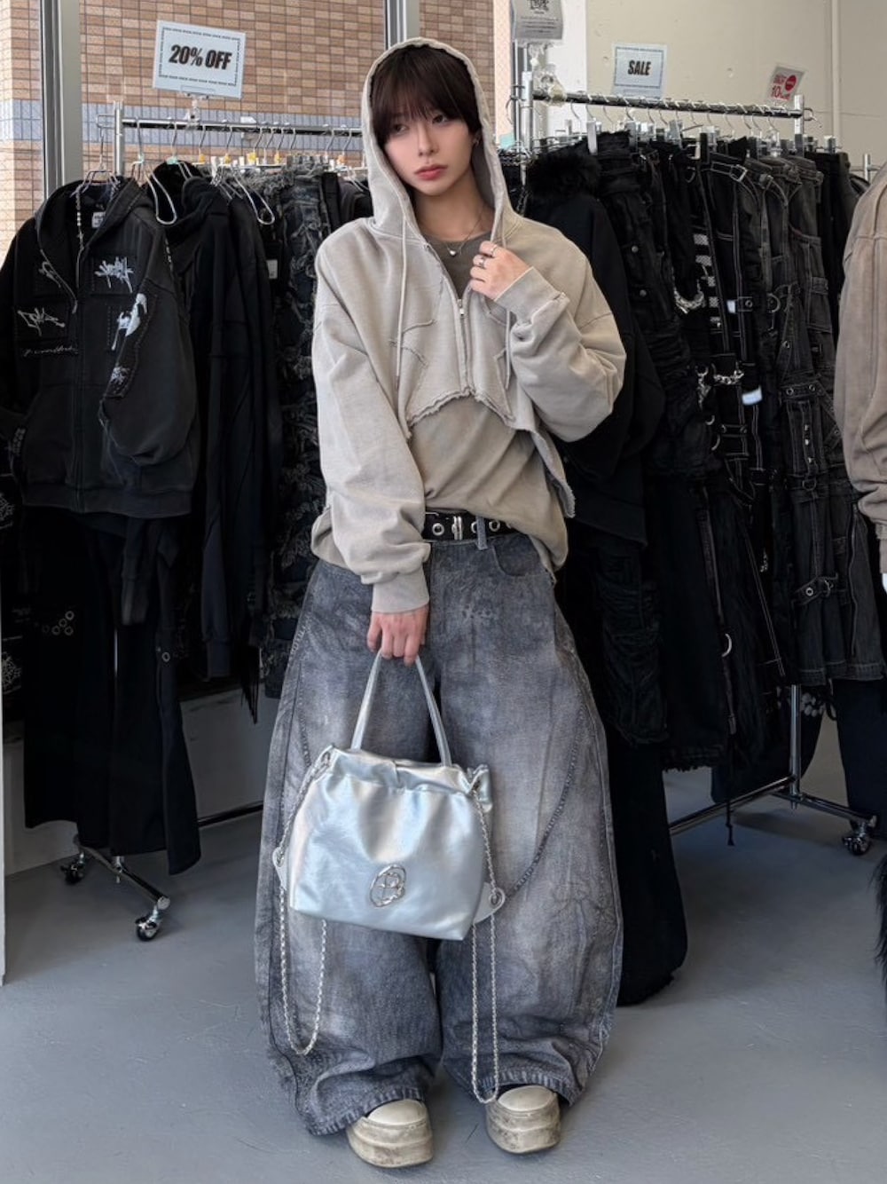 ベージュ系のパーカー、シルバー系のバックパック/リュックを着用したメンズの春コーディネートの1枚目の写真