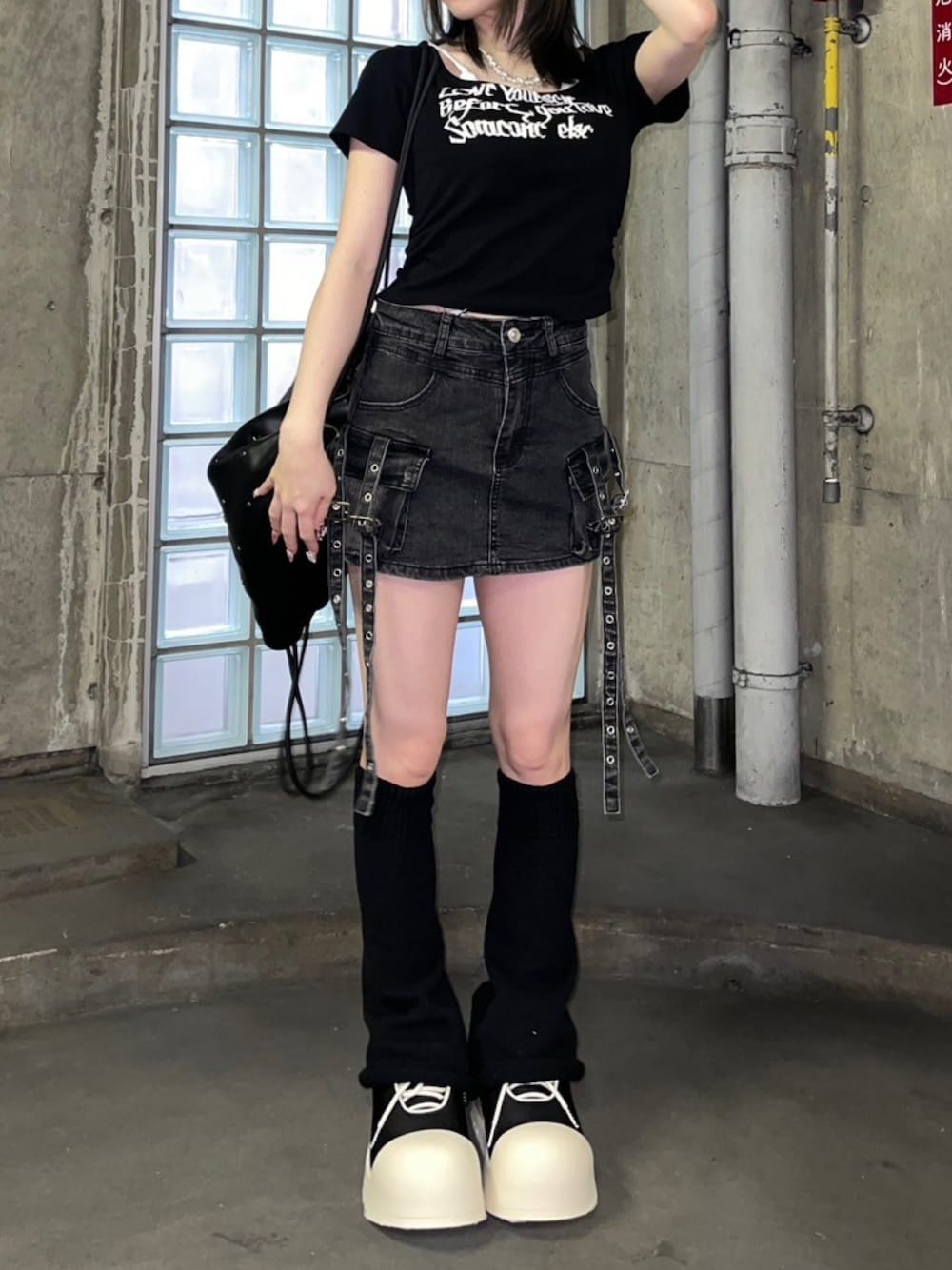 「プチプラ、レイヤードスタイル、夏コーデ、低身長、低身長コーデ、低身長女子、スニーカー、スニーカーコーデ、デニムスカート、ミニスカート、ラフコーデ、夏、リュック、Tシャツ、プリントT」｜「XUのストリートファッション XU エックスユー lettering layered cropped tee レイヤードトップス 半袖Tシャツ 半袖トップス クロップTシャツ ロゴTシャツ オフショルダートップス 韓国ファッション 韓国ストリート ストリートブランド（Tシャツ/カットソー、ブラック系）」を使った、Never mind the XU / Chikashitsu+さん（レディース・154cm）の夏コーディネートの1枚目の写真