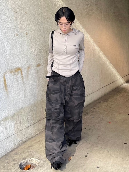 【Chikashitsu +】スナップボタンカモフラージュワイドデニムパンツ Chikashitsu＋】snap button camouflage pants