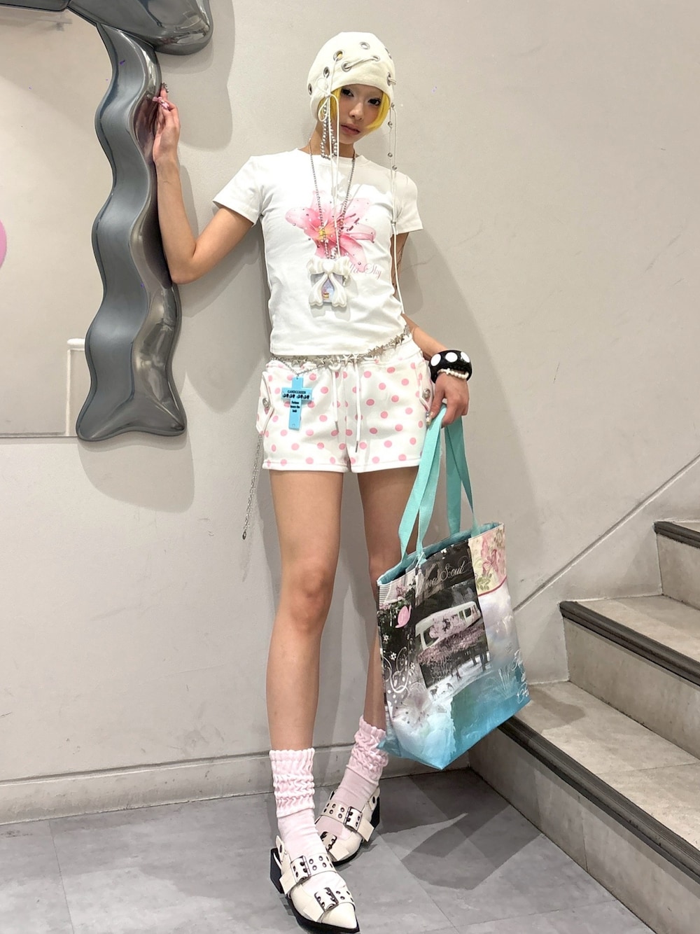 ブルー系のトートバッグ、ホワイト系のTシャツ/カットソー、ピンク系のスウェットパンツを着用したレディースの夏コーディネートの1枚目の写真