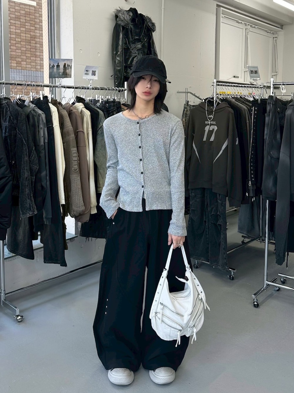「ショルダーバッグ、ミニバッグ、カーゴパンツ、ワイドパンツ、デニム、デニムパンツ、キャップ、カーディガン、オーバーサイズ、スニーカー、スニーカーコーデ、韓国ファッション、ootd、お出かけコーデ、低身長」｜「XUのストリートファッション XU エックスユー leather shoulder bag フェイクレザーバッグ ポケットバッグ ショルダーバッグ 大容量バッグ 肩掛けバッグ 韓国ファッション 韓国ストリート（ショルダーバッグ、ホワイト系）」を使った、Never mind the XU / Chikashitsu+さん（骨格ナチュラル・メンズ・168cm）の春コーディネートの1枚目の写真