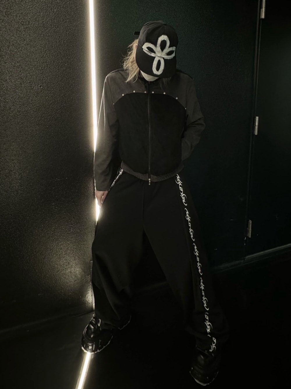 ブラック系のスウェットパンツ、ブラック系のミリタリージャケットを着用したメンズの春コーディネートの1枚目の写真