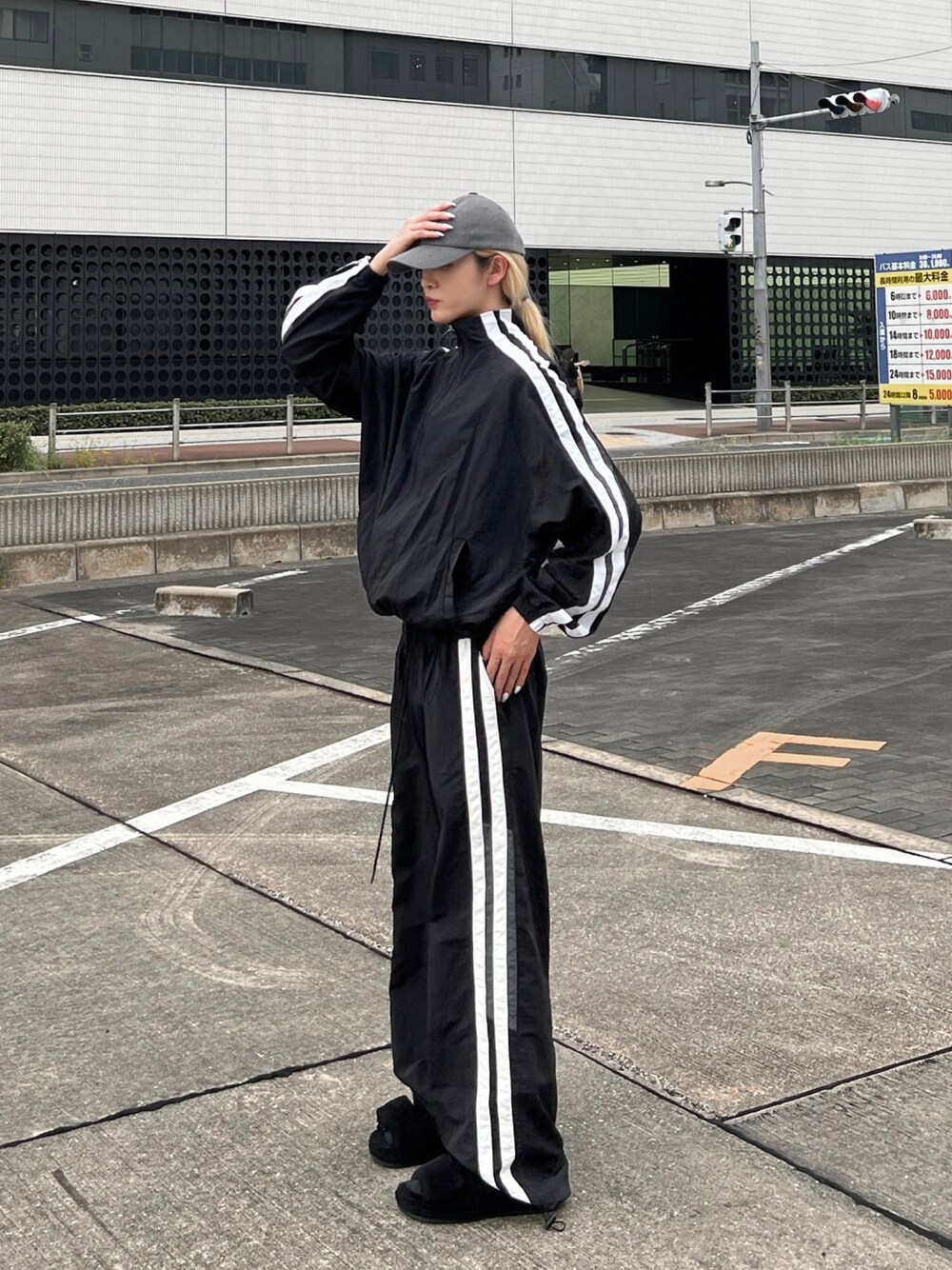 ブラック系のカーゴパンツ、ブラック系のブルゾンを着用したメンズの夏コーディネートの1枚目の写真