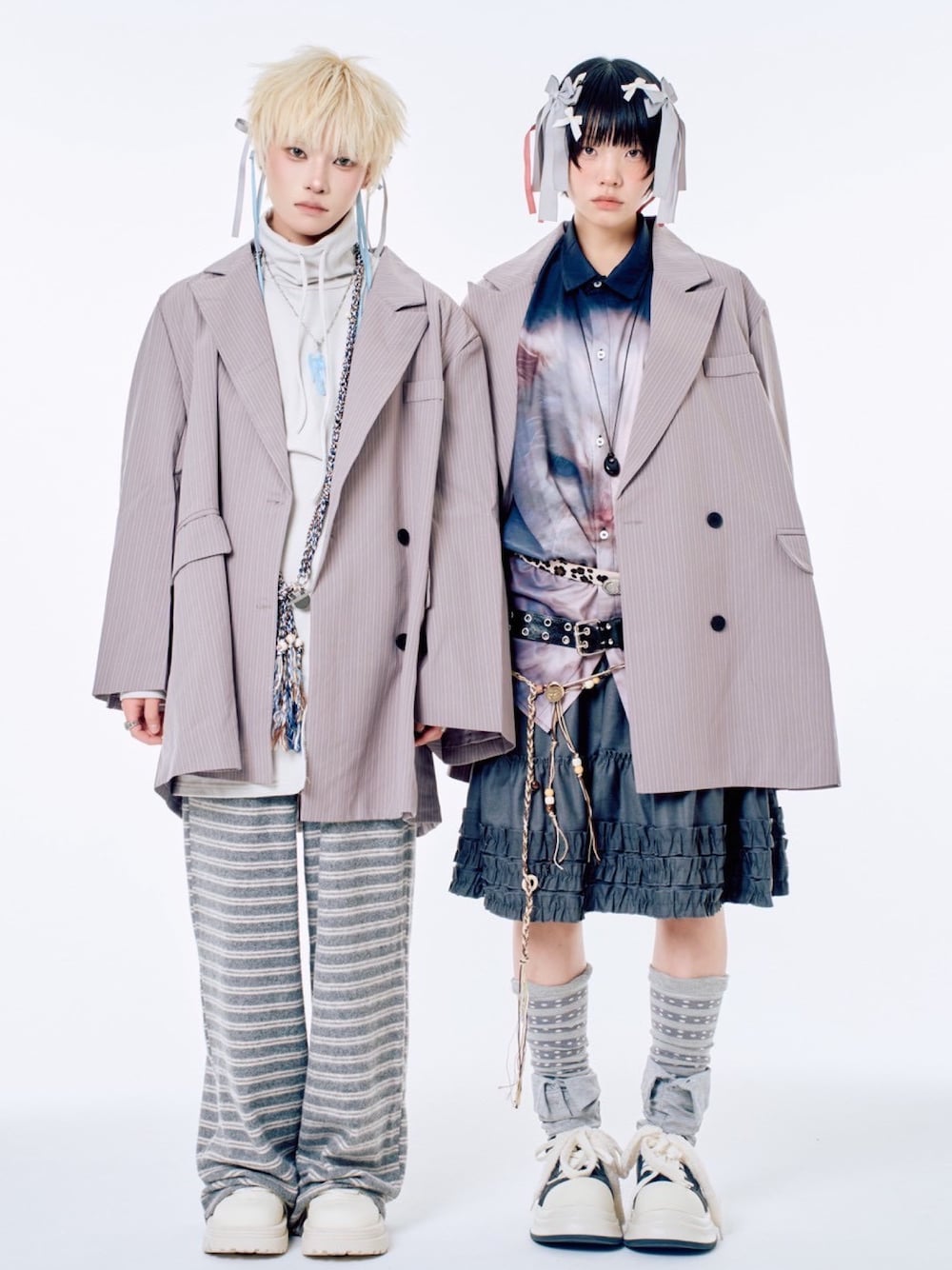 グレー系のスウェットパンツ、ブラック系のスカート、グレー系のテーラードジャケットを着用したレディースの春コーディネートの1枚目の写真