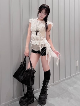 「Never mind the XU / Chikashitsu+（ネバーマインド ザ エックスユー / チカシツプラス）の【nmtc+】Eyelet Lace Shirring Crop Blouse / 【エヌエムティーシープラス】アイレットレースアップシャーリングクロップドフリルブラウス（シャツ/ブラウス、ホワイト系）」を使った、Never mind the XU / Chikashitsu+さん（レディース・150cm）の夏コーディネート