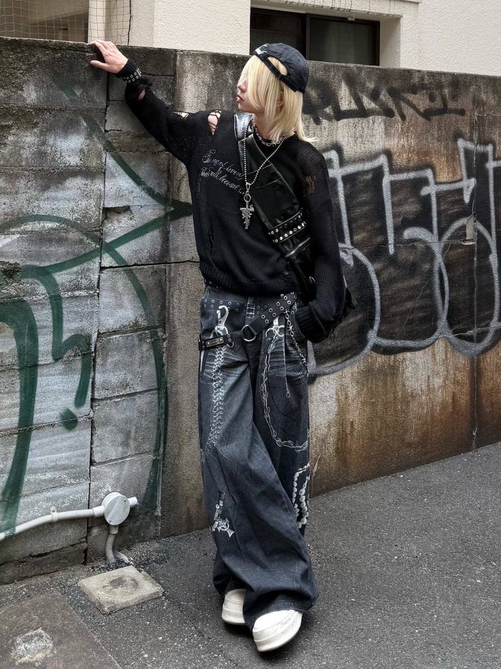 ブラック系のニット/セーター、ブラック系のデニムパンツ、シルバー系のネックレスを着用したメンズの冬コーディネートの1枚目の写真