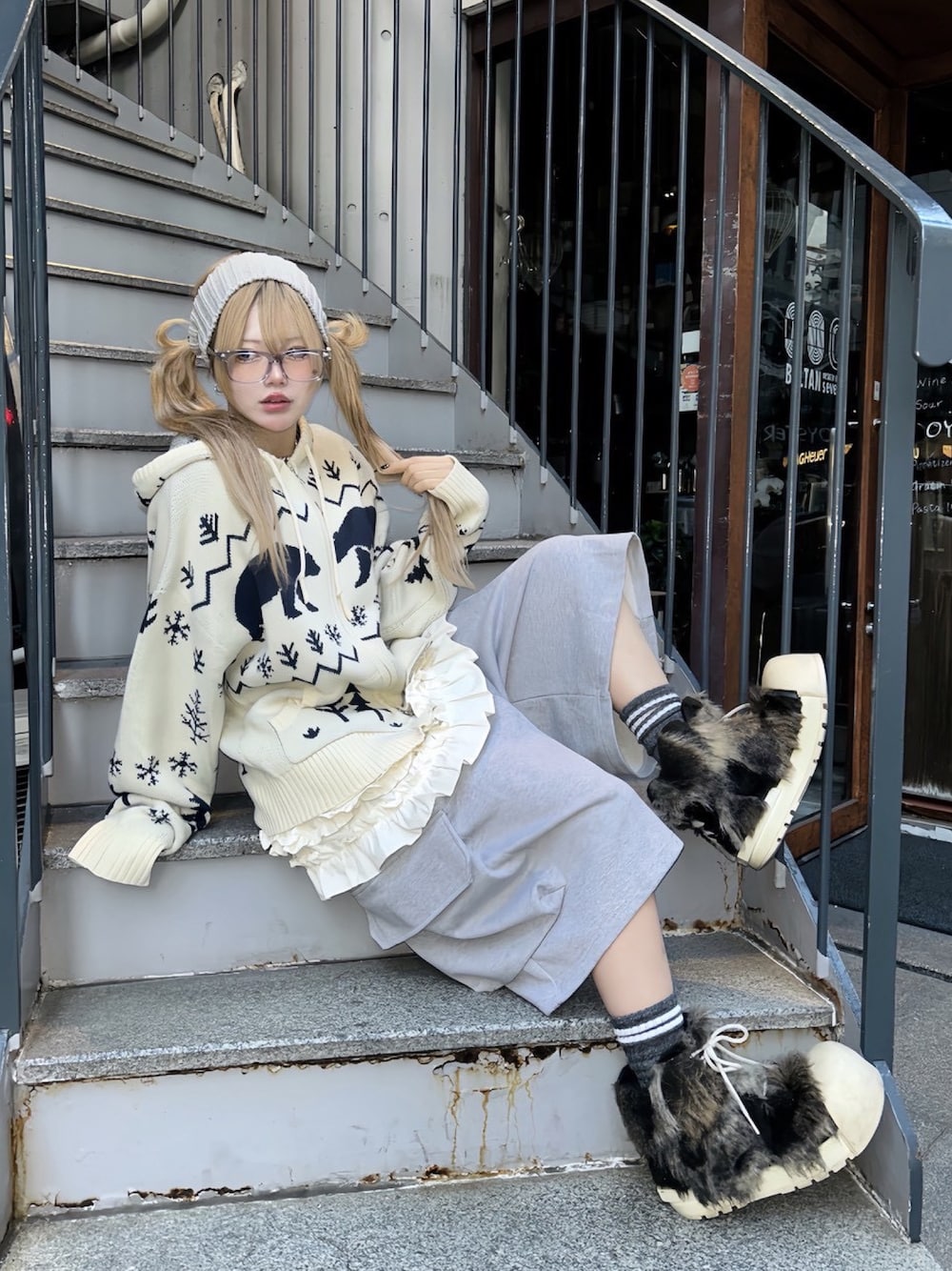 ブラック系のブーツ、グレー系のヘアバンドを着用したレディースの冬コーディネートの1枚目の写真