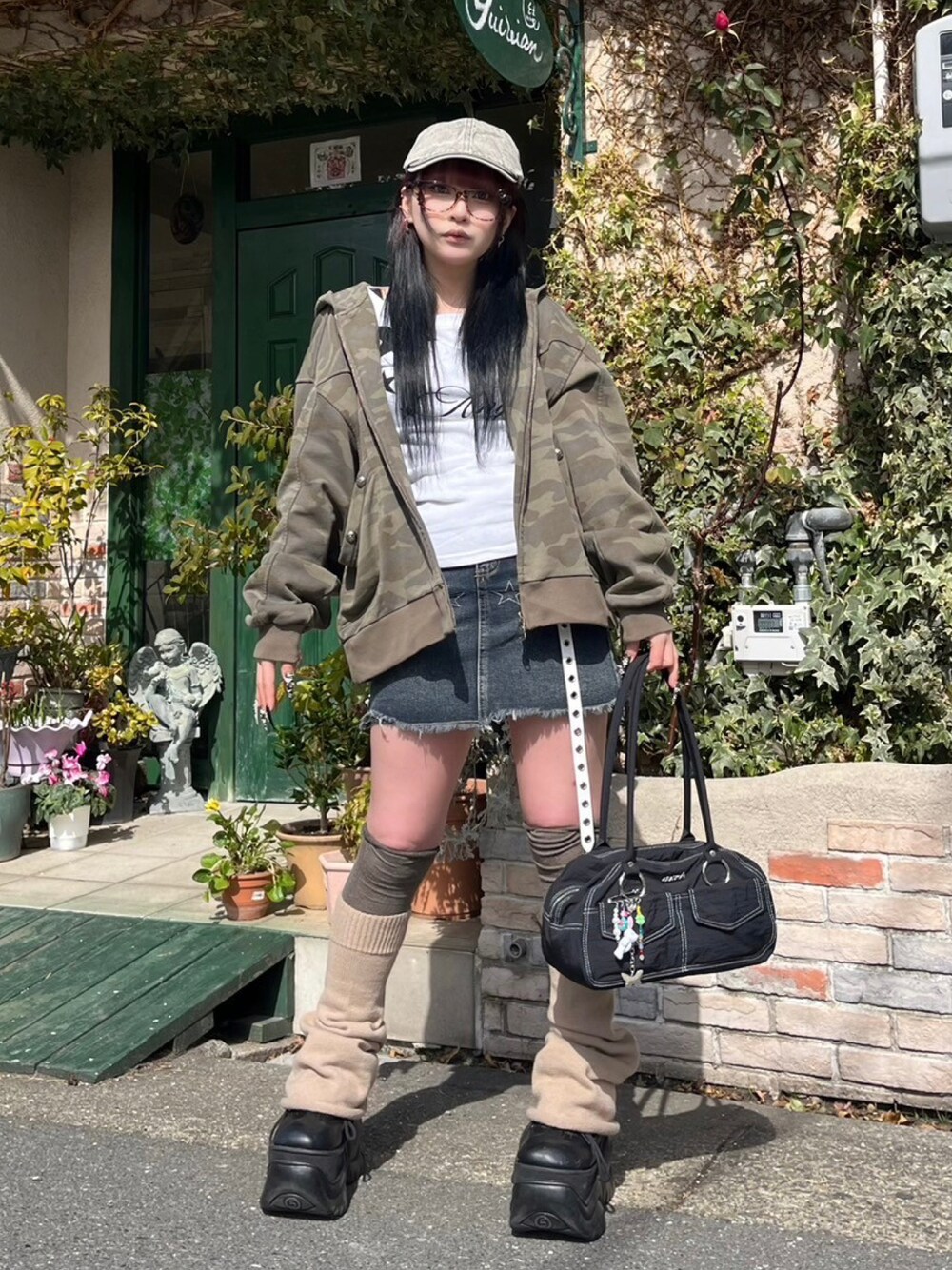 レッグウォーマーを使った「カーキ」のレディース人気ファッション  