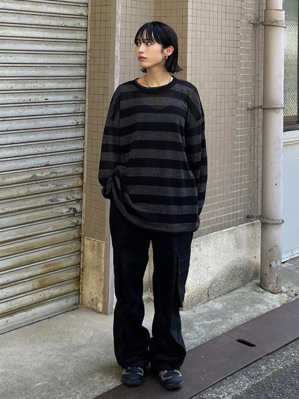 ブラック系のニット/セーターを着用したレディースの秋コーディネートの1枚目の写真