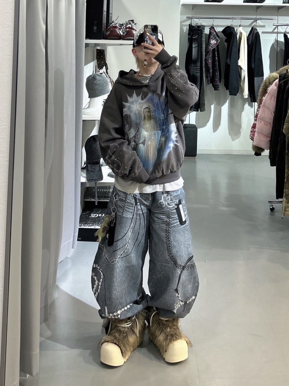 ベージュ系のブーツを着用したレディースの冬コーディネートの1枚目の写真