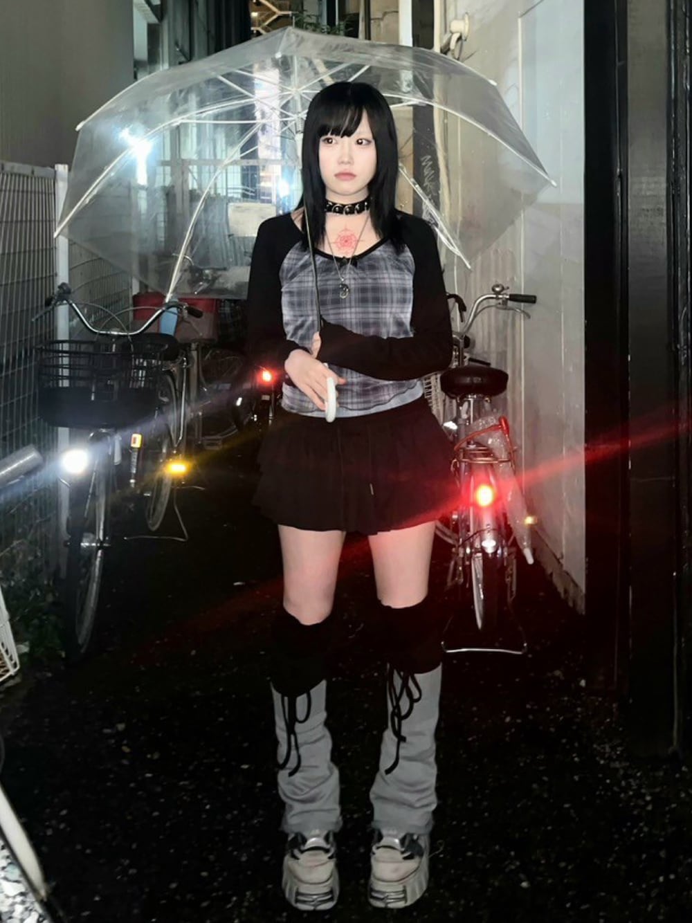 ブラック系のTシャツ/カットソーを着用したレディースの夏コーディネートの1枚目の写真