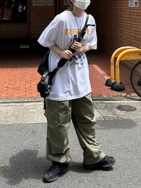 「Chikashitsu +（チカシツプラス）のアイテム（カーゴパンツ）」を使った、Never mind the XU / Chikashitsu+さん（レディース・161cm）の夏コーディネート